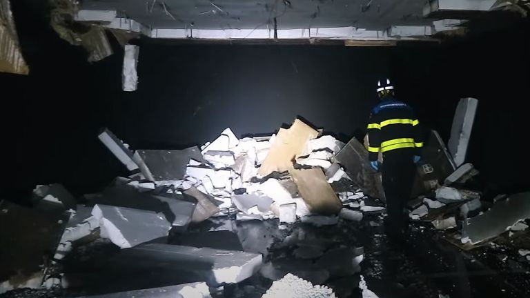 Het plafond is deels naar beneden gekomen (foto: YouTube brandweervloggers). 