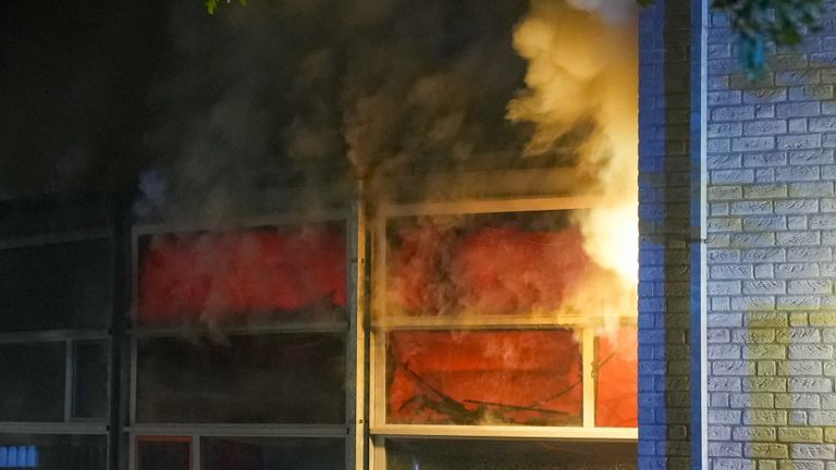 De vlammen in het schoolgebouw in Oss werden rond vier uur ontdekt (foto: Gabor Heeres/SQ Vision).