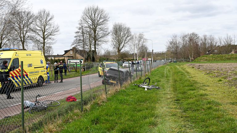 De fiets van een van de wielrenners belandde in een weiland (foto: Jack Brekelmans/SQ Vision).