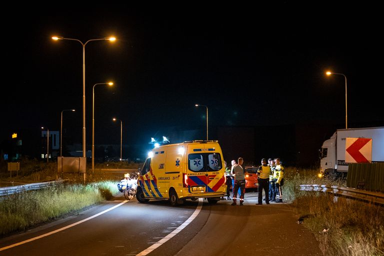 De automobilist is naar een ziekenhuis gebracht (foto: Iwan van Dun/SQ Vision).