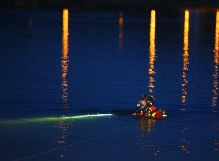 Duikers vonden de vermiste man na een halfuur zoeken op de bodem van de Zuiderplas in Den Bosch (foto: Bart Meesters).