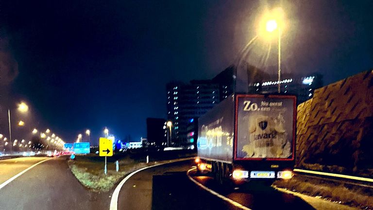 De vrachtwagenchauffeur stopte zijn vrachtwagen op de afrit Rosmalen (foto: X/Weginspecteur Robert).