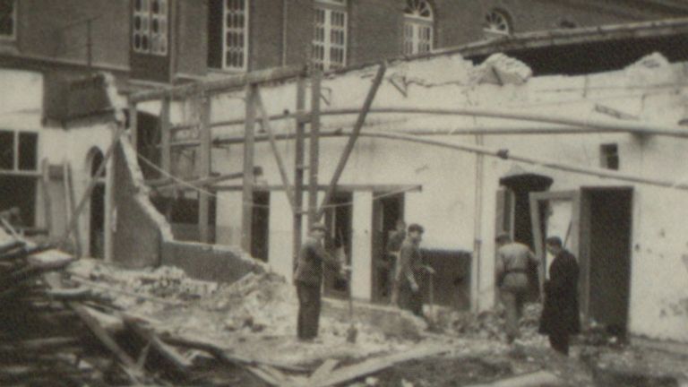 Vliegtuigbom valt op gebouw;  veel schade en een cliënt komt hierbij om het leven