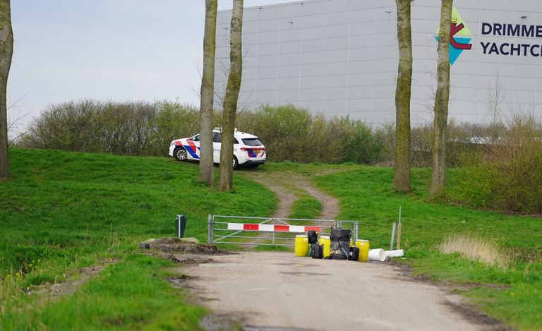 De gedumpte vaten aan de Standhazensedijk in Geertruidenberg werden dinsdagochtend vroeg ontdekt (foto: Jeroen Stuve/SQ Vision).