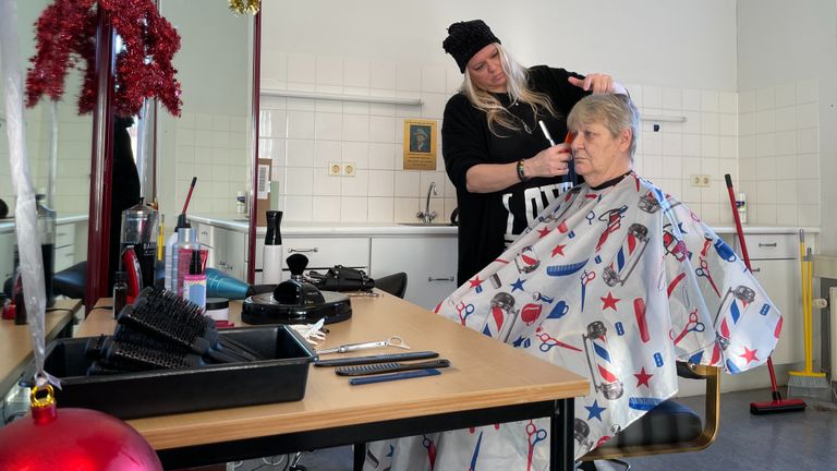 Kapster Pascale knipt Wilma zodat ze helemaal klaar is voor de feestdagen (foto: Rogier van Son).