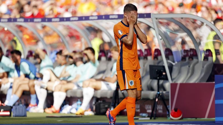 Joey Veerman baalt na zijn wissel tegen Oostenrijk (foto: ANP).