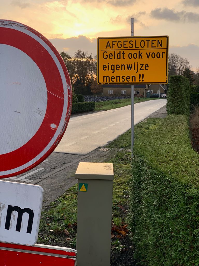 Eigenwijs of niet. De weg is echt dicht (foto: Robert te Veele).