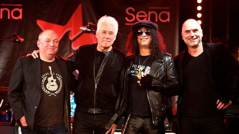 Gitarist Slash (tweede van rechts) ging eerder met de award naar huis. 