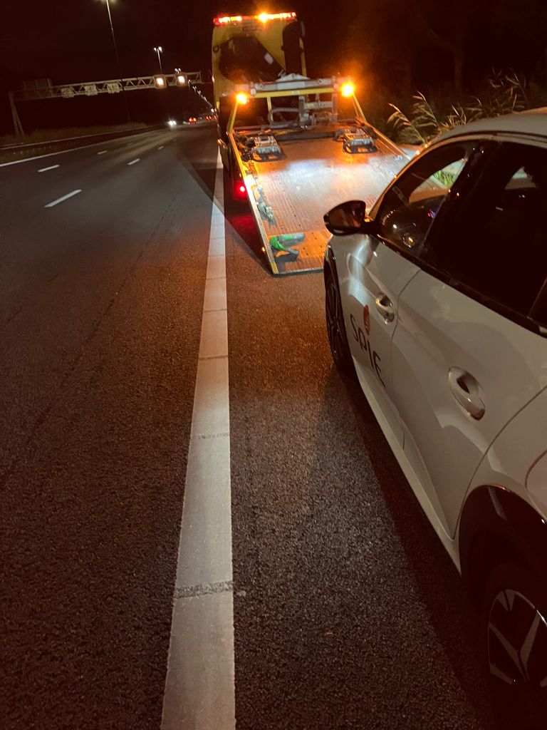 De auto strandde met een lege accu op de A2 bij Boxtel (foto: X/Weginspecteur Robert).