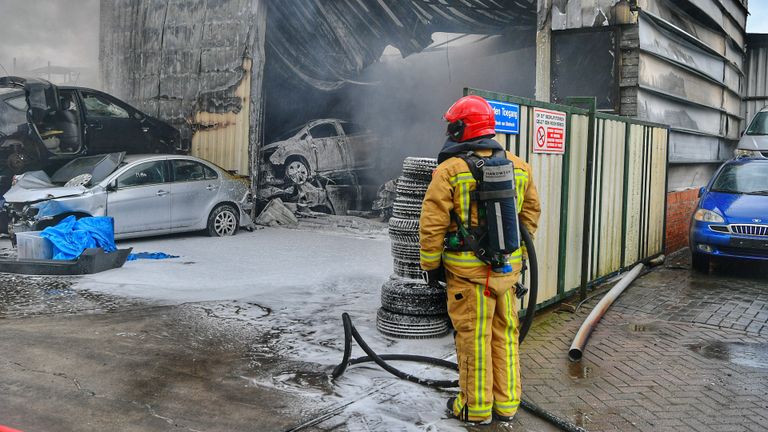 Rond tien uur zaterdagochtend leek de brand in Heeze onder controle (foto: Rico Vogels/SQ Vision).