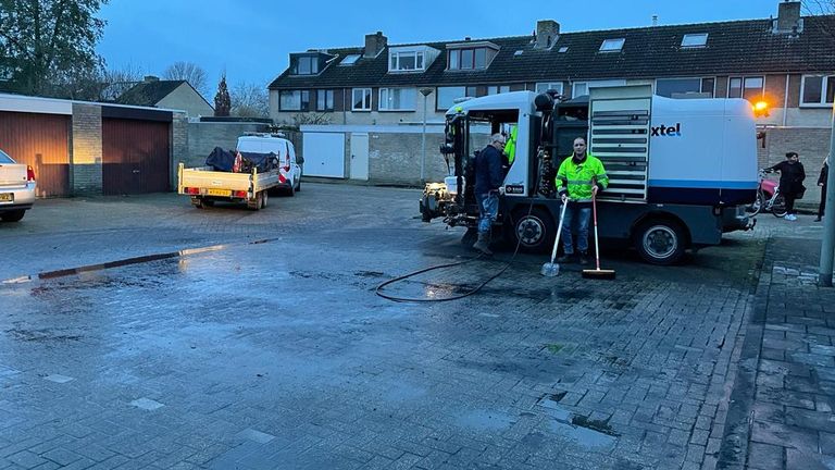 De boel wordt dinsdagochtend opgeruimd (foto: René van Hoof).