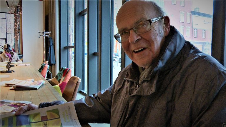 Deze oudere bezoeker komt al veel langer in de Bussel zijn krantje lezen. (foto: Raoul Cartens)