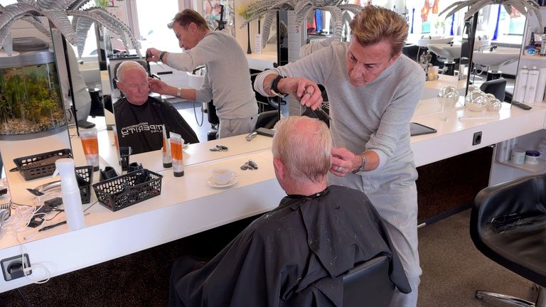 Kapper Bert aan het werk in zijn kapsalon.