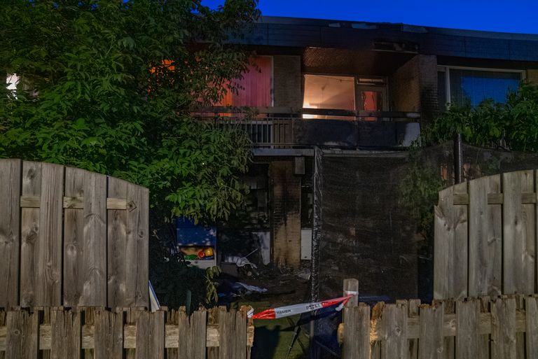 Ook het appartement boven het huis aan De Kabouters waar brand woedde, liep schade op (foto: Iwan van Dun/SQ Vision).