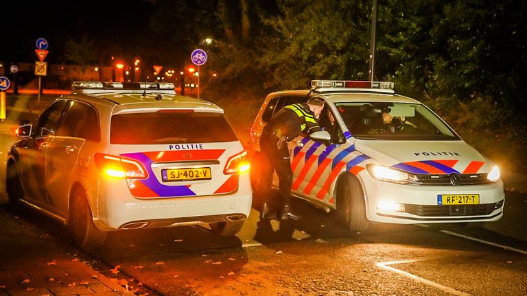 De politie ging in de buurt op zoek naar de verdwenen automobilist (Sem van Rijssel/SQ Vision).