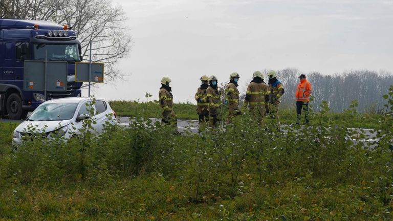 Het ongeluk op de afrit van de A50 bij Ravenstein gebeurde rond halfeen zaterdagmiddag (foto: Gabor Heeres/SQ Vision).