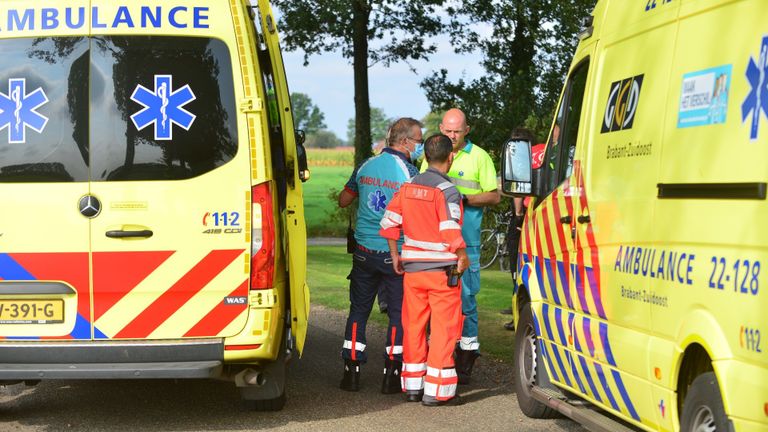 Vanwege het ongeluk op de Kraaiendijk in Someren werden twee ambulances en een traumaheli opgeroepen (foto: Johan Bloemers/SQ Vision).