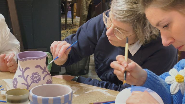 Opperste concentratie tijdens het schilderen (foto: Jan Peels)