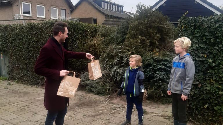 De kinderen kregen toch een verrassing voor hun bizarre verzameling (foto: Kevin van Oort). 