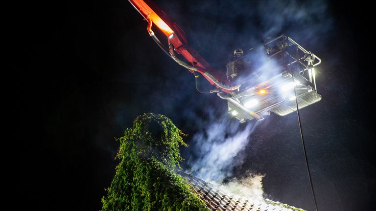 Via een hoogwerker werd het dak van het huis in Den Hout geblust (foto: Mathijs Bertens/SQ Vision).