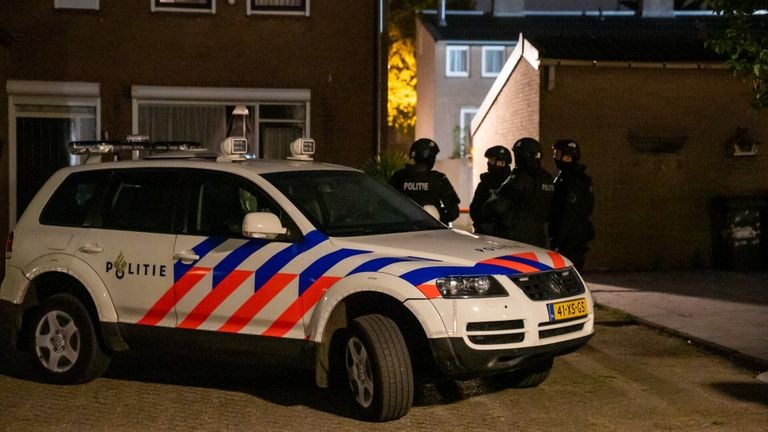De inval in de Italiëlaan in Eindhoven vond donderdagnacht plaats (foto: Dave Hendriks/SQ Vision).