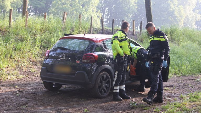 De auto in de buurt waarvan de man werd gevonden (foto: Bart Meesters/SQ Vision Mediaprodukties).