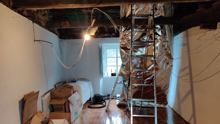 Rob is handig dus het plafond isoleren was geen probleem (foto:privécollectie)