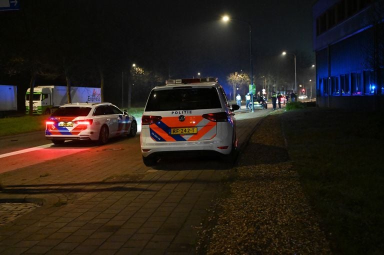 Er was veel politie aanwezig op de Konijnenberg nadat twee auto's daar botsten (foto: Perry Roovers/SQ Vision).