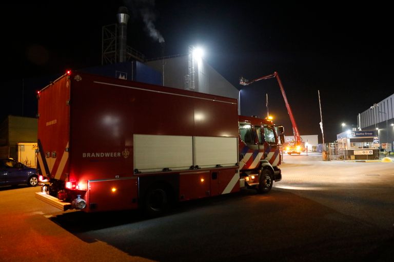 Het vuur woedde bij een glasrecyclebedrijf aan de Glasweg in Heijningen (foto: Christian Traets/SQ Vision).