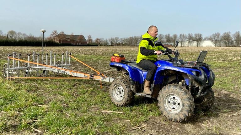 Met een grondradar wordt de bodem in kaart gebracht (foto: Erik Peeters).