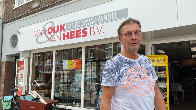 Peter Emmen voor zijn kantoorboekhandel (foto: Jan Peels)