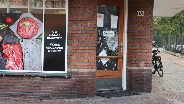 De beschadigde voordeur van de slagerij (foto: Bart Meesters).