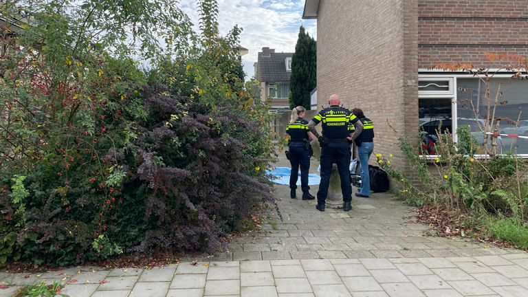 Overdag gaat het politieonderzoek aan het Titanpad in Eindhoven verder (foto: René van Hoof).