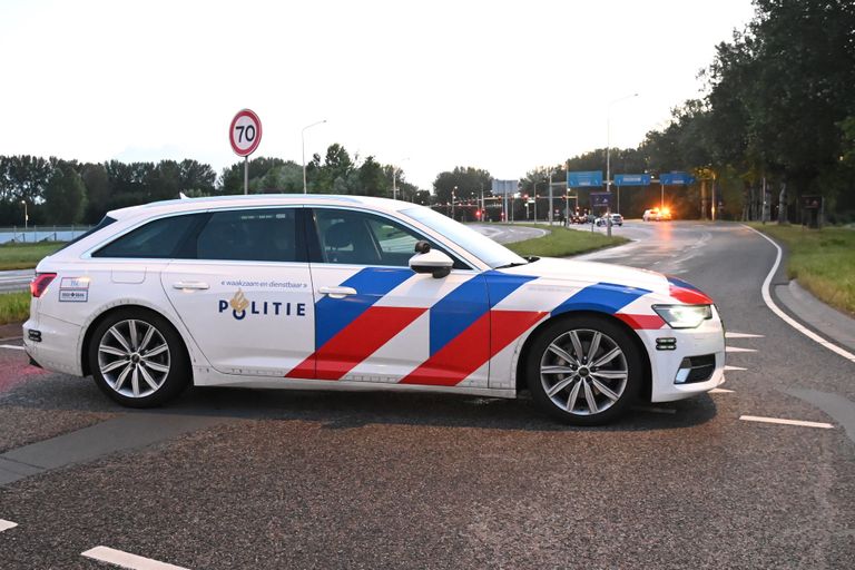 De politie sloot de Westerparklaan in Breda af voor het verkeer (foto: Perry Roovers/SQ Vision).