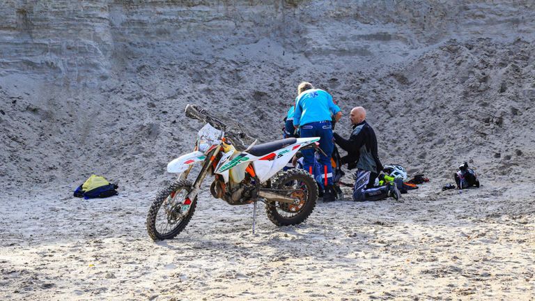 De gewonde motorrijder is na zijn val in Bakel naar een ziekenhuis gebracht (foto: Harrie Grijseels/SQ Vision).