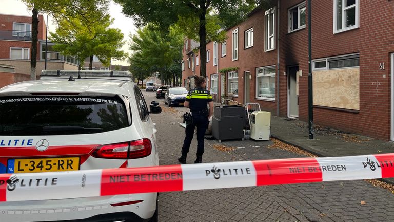 Het raam van het huis aan de Scheldestraat in Breda is dichtgetimmerd na de aanslag van maandagnacht (foto: Eva de Schipper).