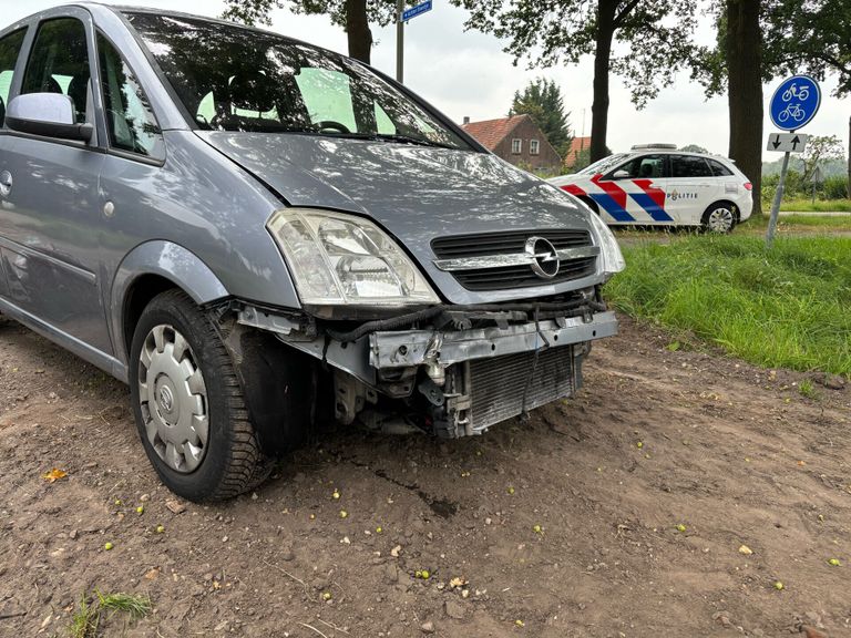 De schade aan beide betrokken auto's is groot (foto: Marco van den Broek/SQ Vision).