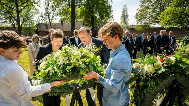 Kranslegging in Nationaal Monument Kamp Vught in 2022 (foto:  Maikel Samuels).