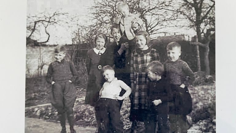 De laatste foto van het gezin Sikkenga, voordat ze omkwamen bij een vergisbombardement in de Tweede Wereldoorlog (foto: Heemkring Molenheide).