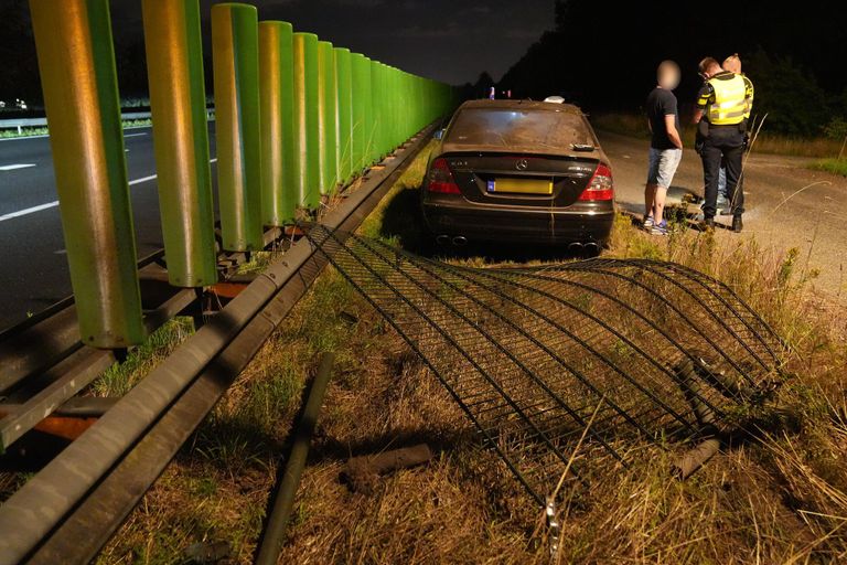 De automobilist reed door een hek naast de A2 bij Maarheeze (foto  WdG/SQ Vision).