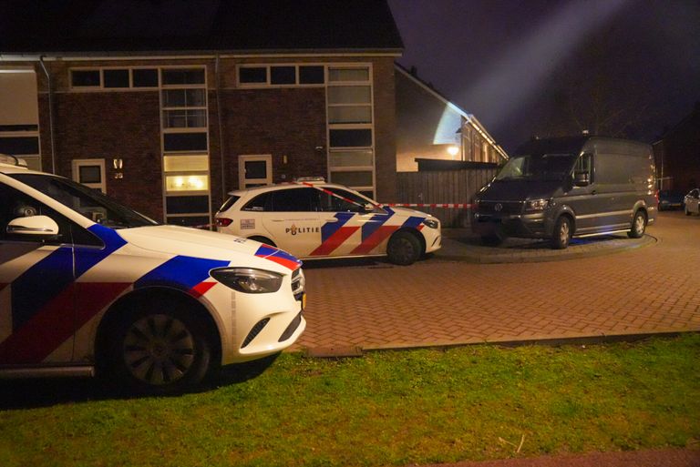 Het zwaargewonde slachtoffer lag mogelijk al uren in de tuin achter een huis aan de Dagpauwoog in Someren (foto: Harrie Grijseels/SQ Vision).