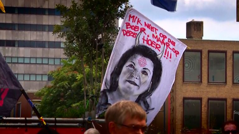 Het spandoek waarop minister Van der Wal is afgebeeld.