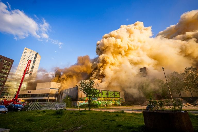 Het zijn dikke gele rookwolken die ontsnappen (Foto: SQ Vision)