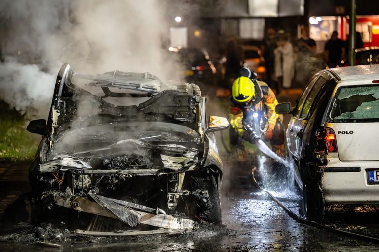 Hoe de brand aan de Mascagnistraat in Tilburg kon uitbreken, wordt onderzocht (foto: Jack Brekelmans/SWQ Vision).