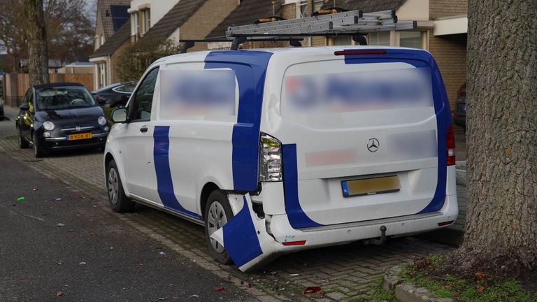 Snorfietser rijdt tegen geparkeerde bestelbus (foto: WdG/SQ Vision).