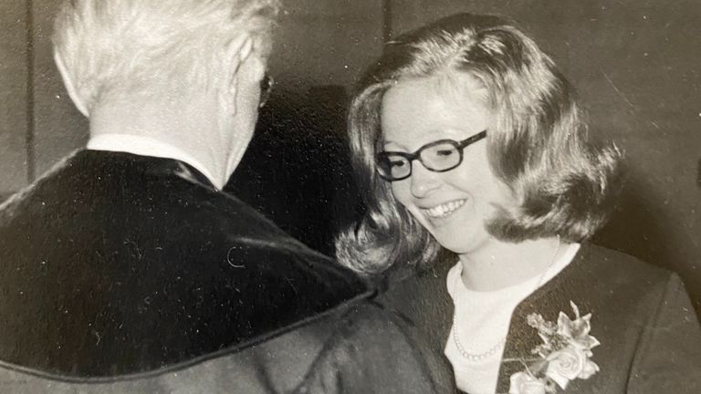 Joke tijdens haar diploma-uitreiking in 1971 