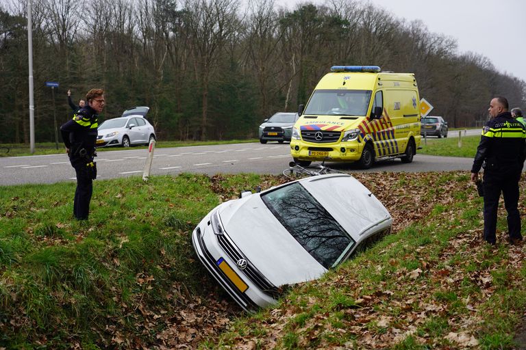 De auto belandde na de aanrijding op de Langenbergseweg in een sloot (foto: Jeroen Stuve/SQ Vision).