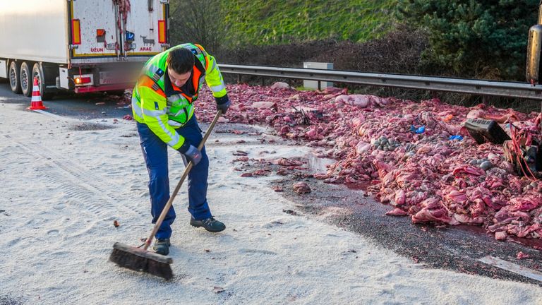 Opruimwerkzaamheden zijn in volle gang (foto: Dave Hendriks/SQ Vision).