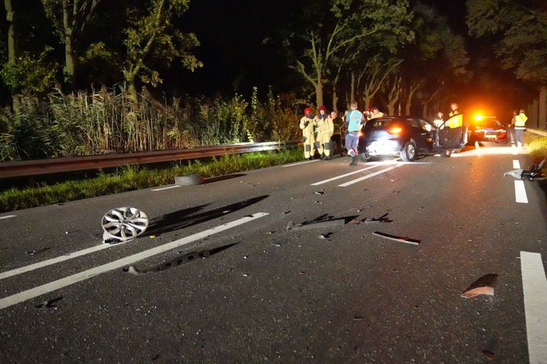 Hoe de frontale botsing op de Kanaaldijk Noord in Someren kon plaatsvinden, wordt onderzocht (foto: Harrie Grijseels/SQ Vision).