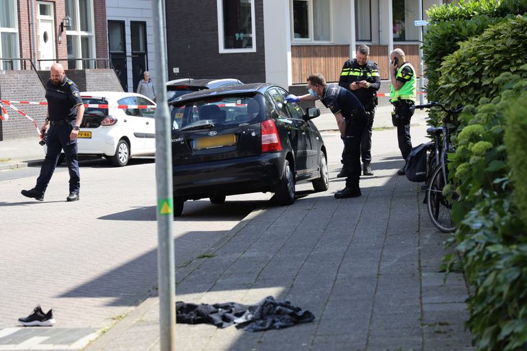 Politie bij de (donkere) auto van het slachtoffer (foto: Marco van den Broek/SQ Vision).